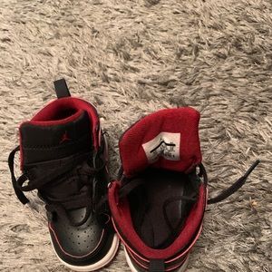 Kids Jordan red and black